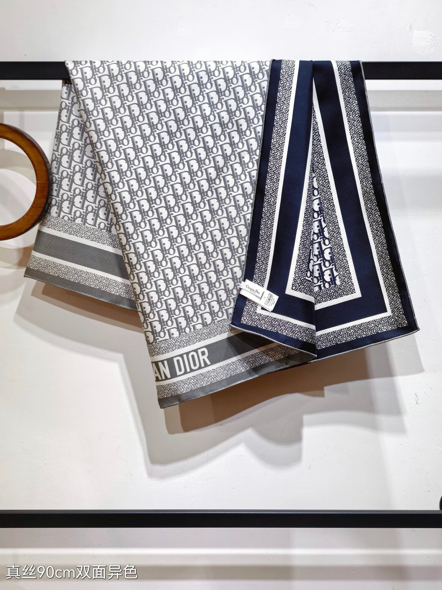 D 25 Double-sided, full-printed silk scarf