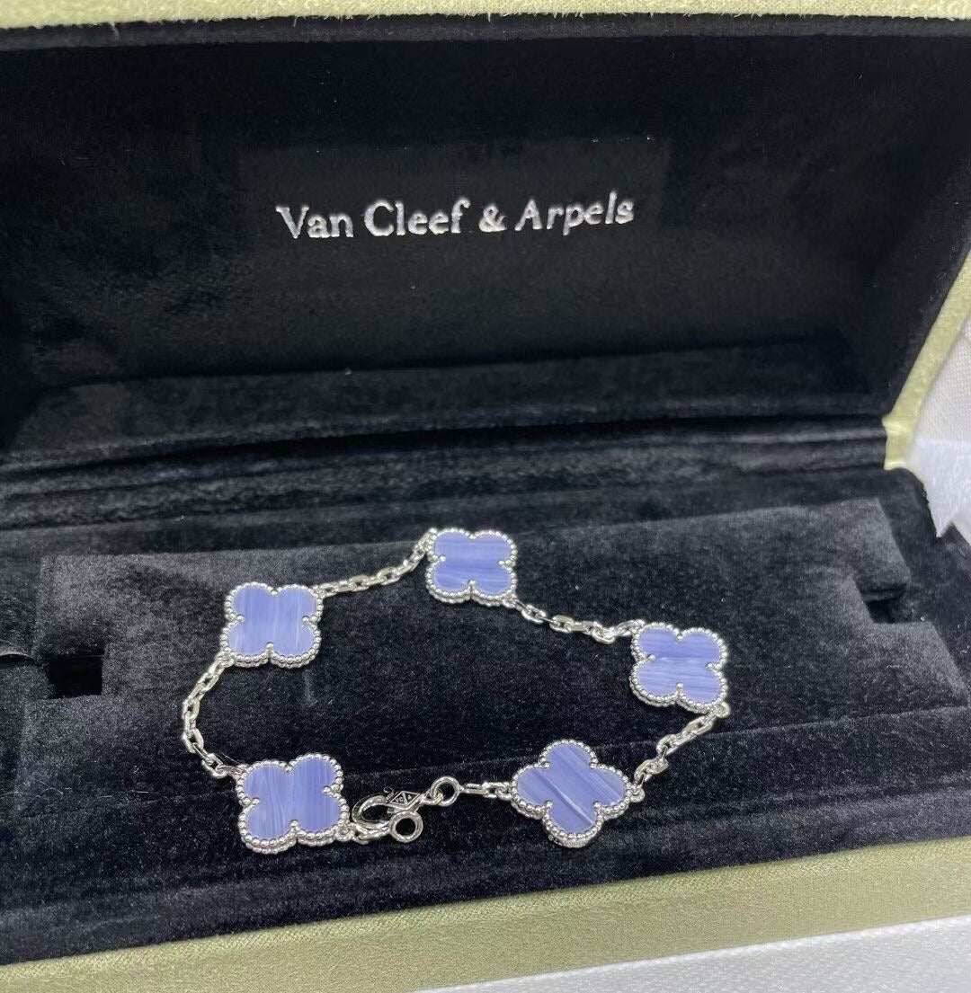 Four-leaf clover, amethyst, five-flower bracelet.
