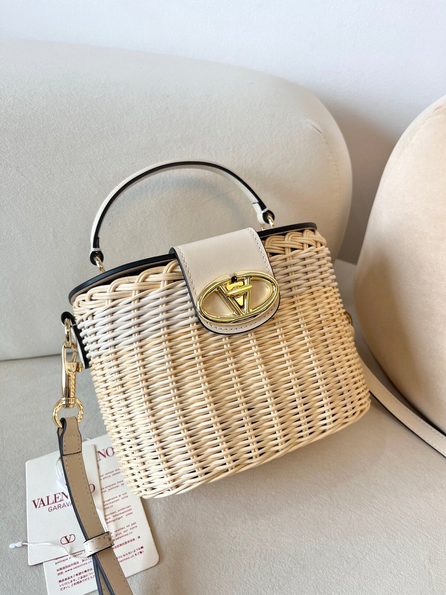 V 25 Wicker cosmetic case bag.