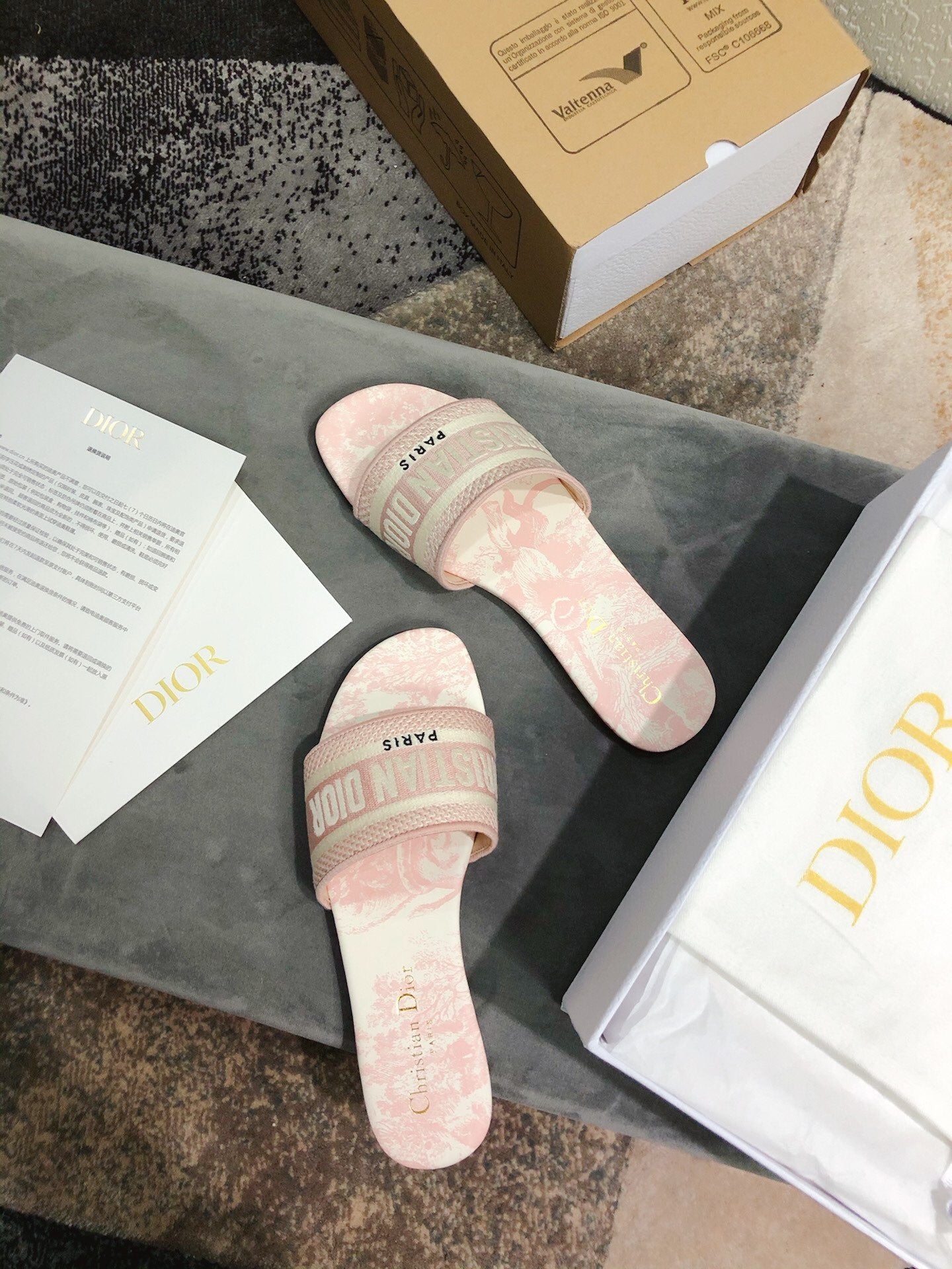 D 25 Spring/Summer New Embroidery Slippers