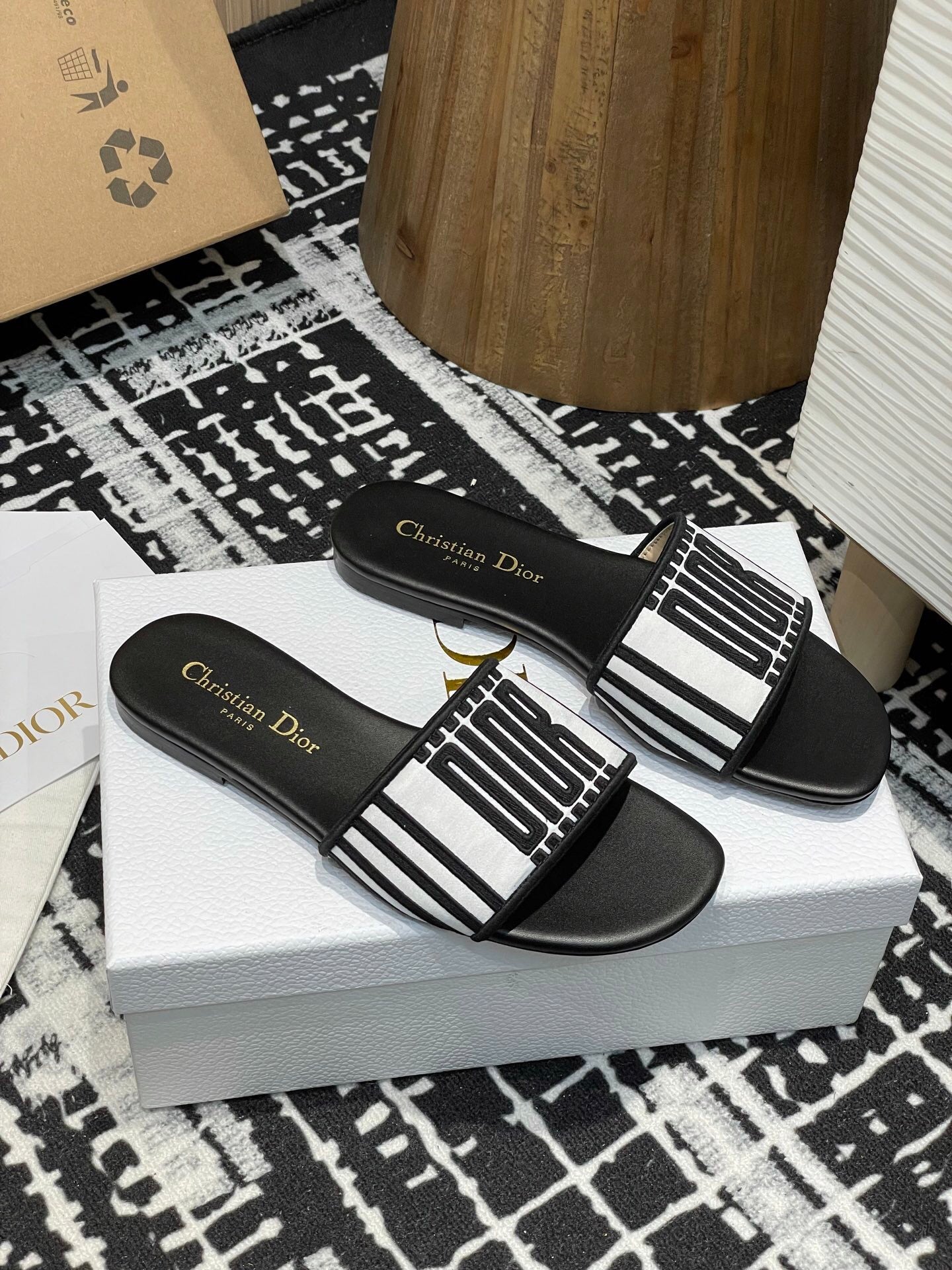 D 25 Spring/Summer New Embroidery Slippers