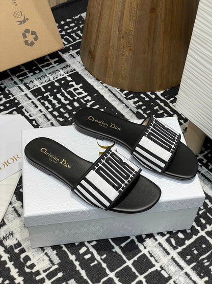 D 25 Spring/Summer New Embroidery Slippers