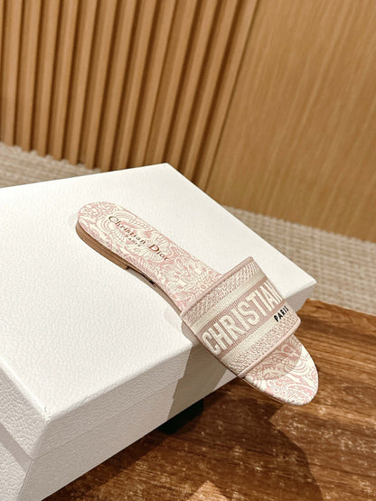 D 25 Spring/Summer New Embroidery Slippers