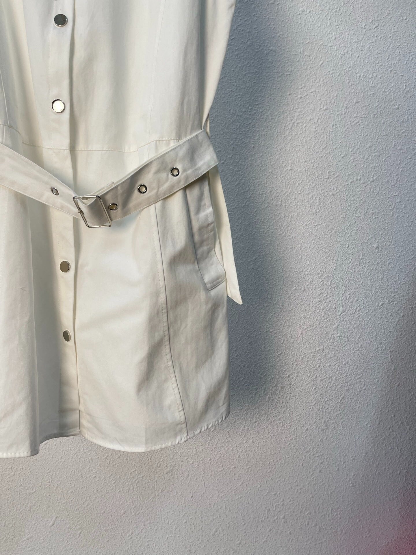 D 25 Robes chemises blanches sans manches avec gilet et ceinture 