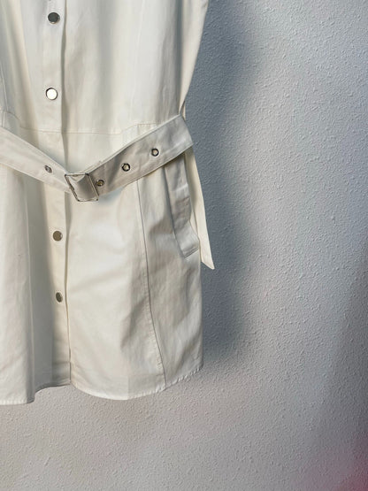 D 25 Robes chemises blanches sans manches avec gilet et ceinture 