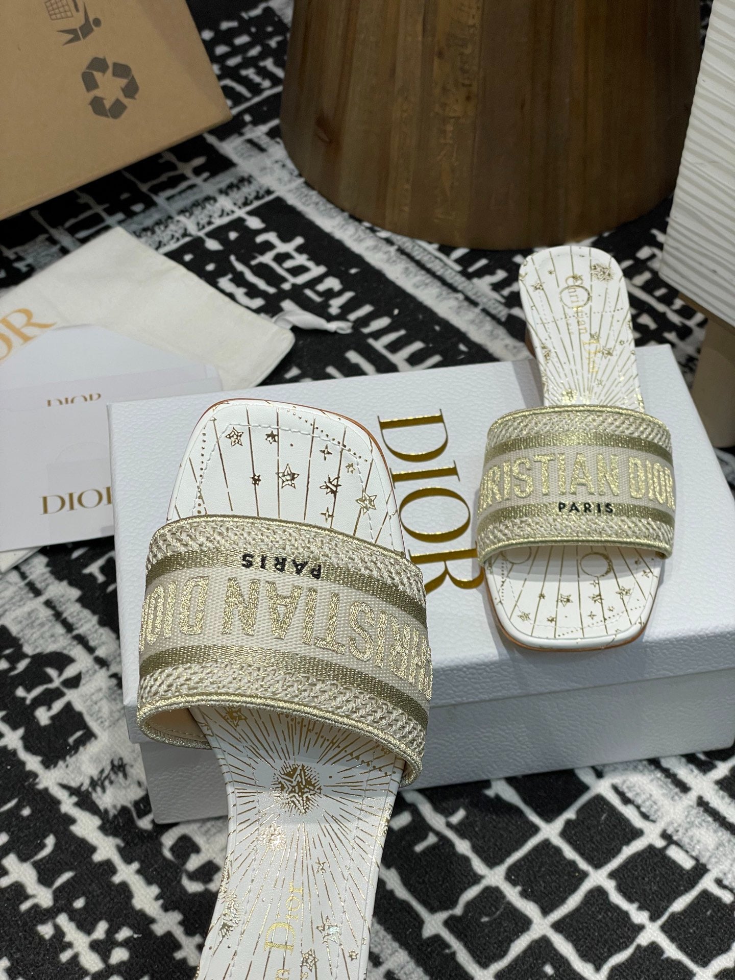 D 25 Spring/Summer New Embroidery Slippers