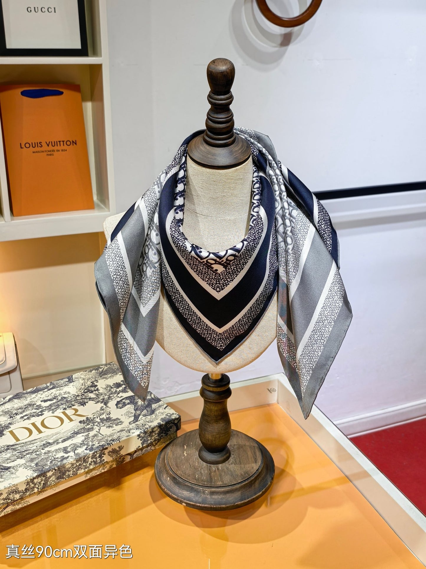 D 25 Double-sided, full-printed silk scarf
