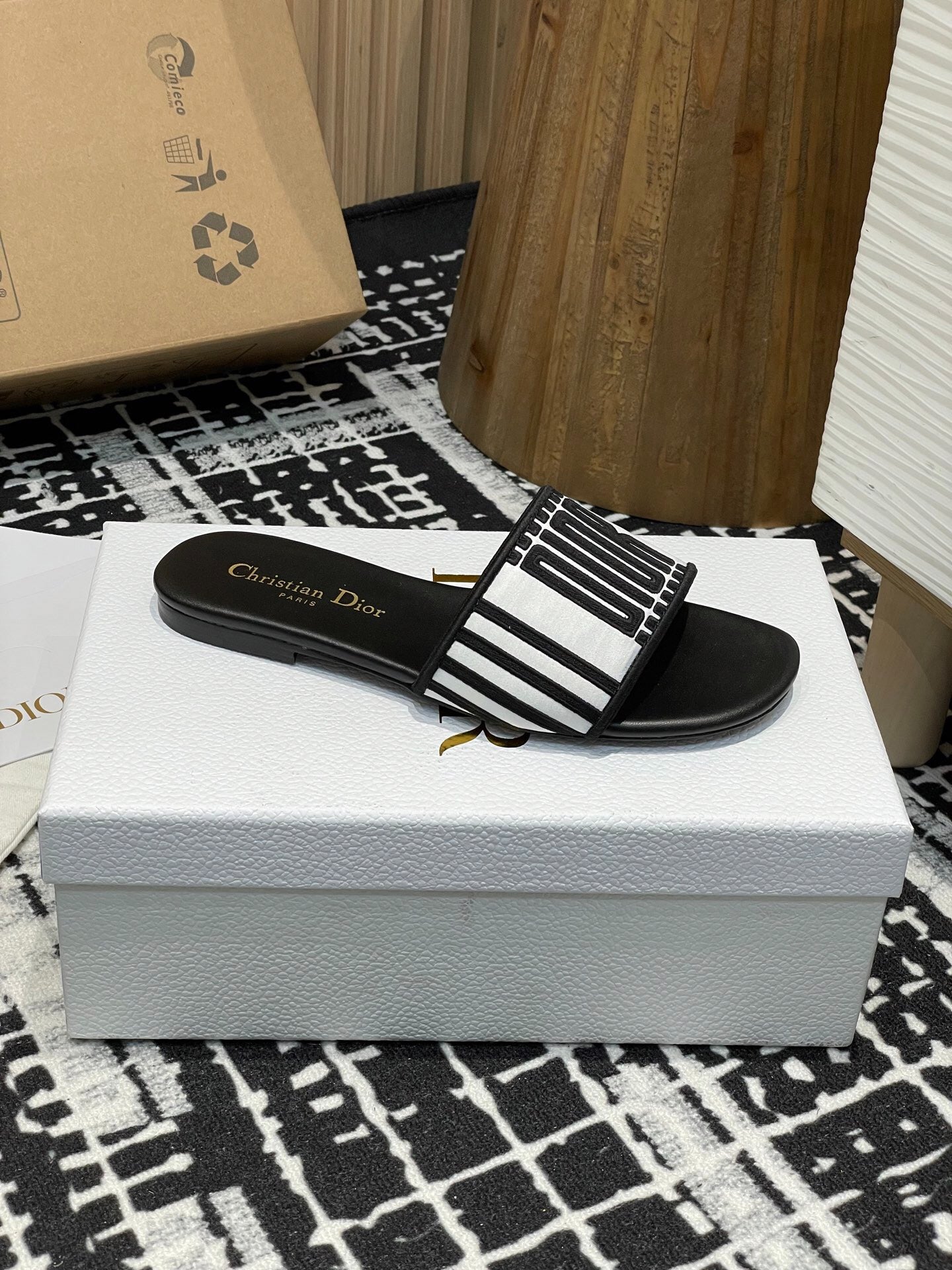 D 25 Spring/Summer New Embroidery Slippers