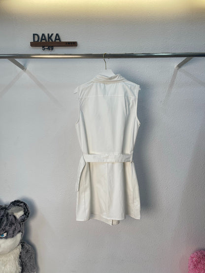 D 25 Robes chemises blanches sans manches avec gilet et ceinture 