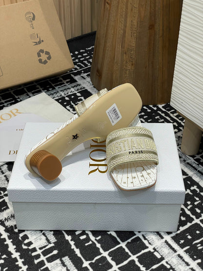 D 25 Spring/Summer New Embroidery Slippers