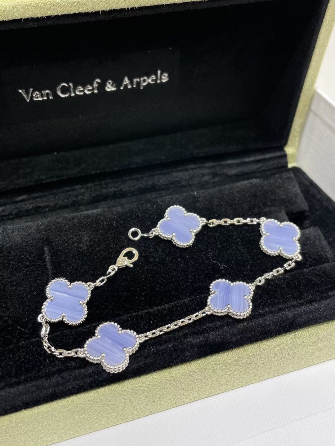 Four-leaf clover, amethyst, five-flower bracelet.