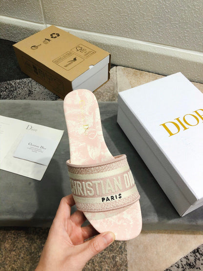 D 25 Spring/Summer New Embroidery Slippers