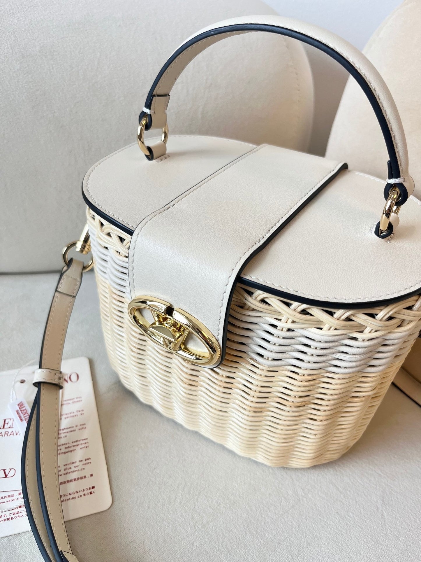 V 25 Wicker cosmetic case bag.