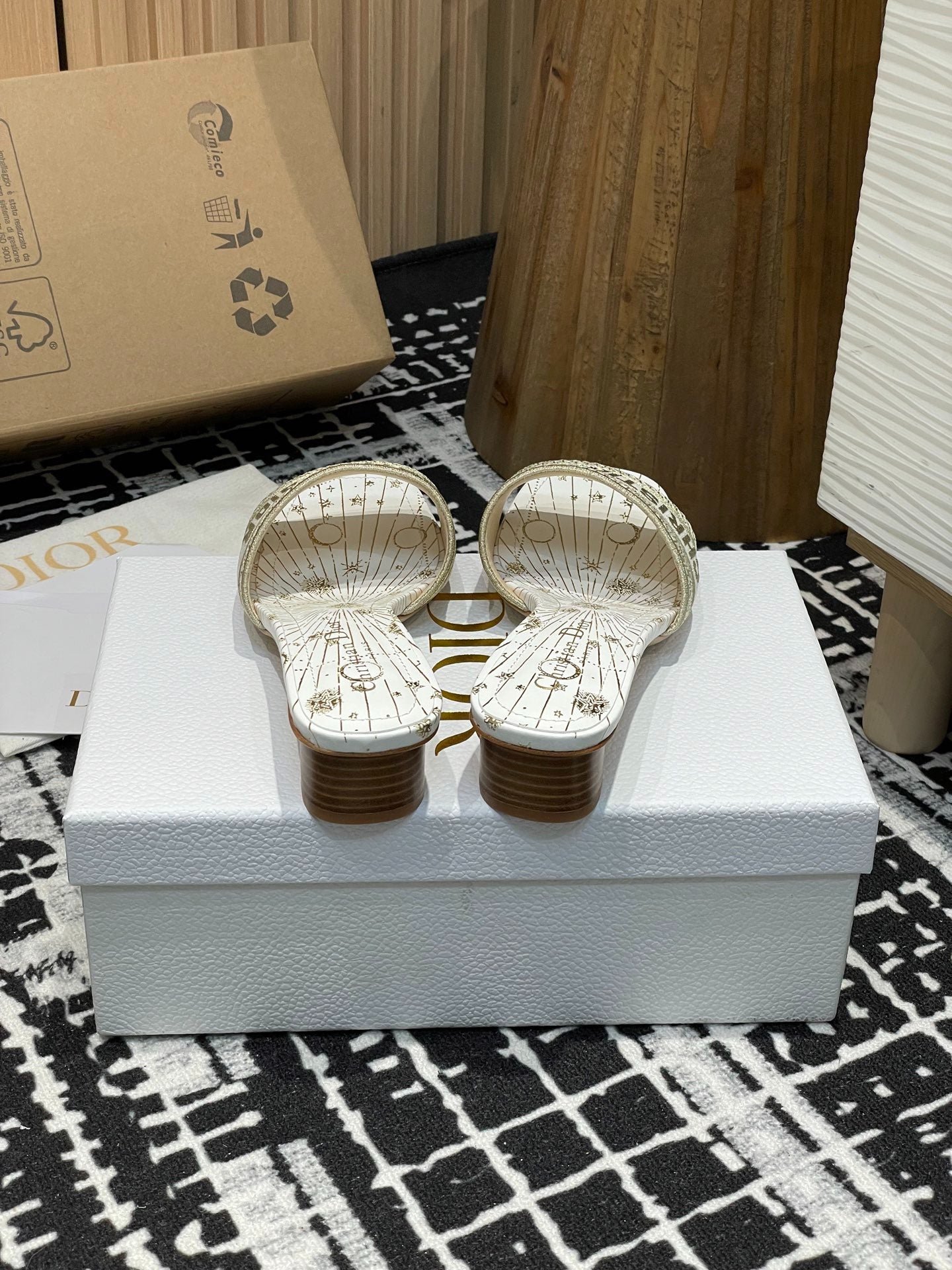 D 25 Spring/Summer New Embroidery Slippers