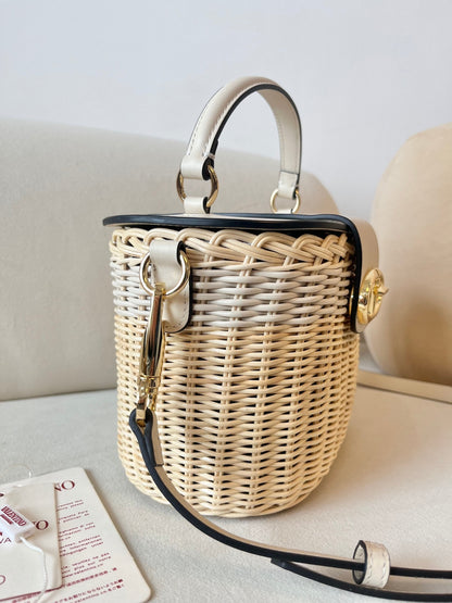 V 25 Wicker cosmetic case bag.