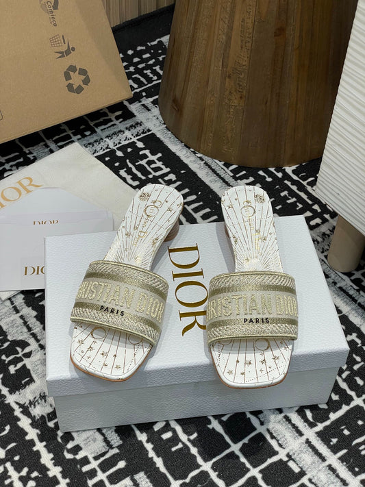 D 25 Spring/Summer New Embroidery Slippers