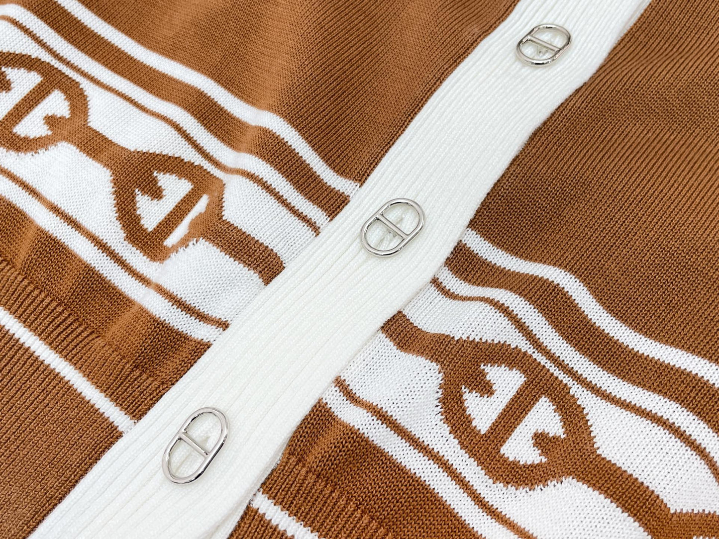 Cardigan en tricot jacquard à manches courtes et col en V H 25 
