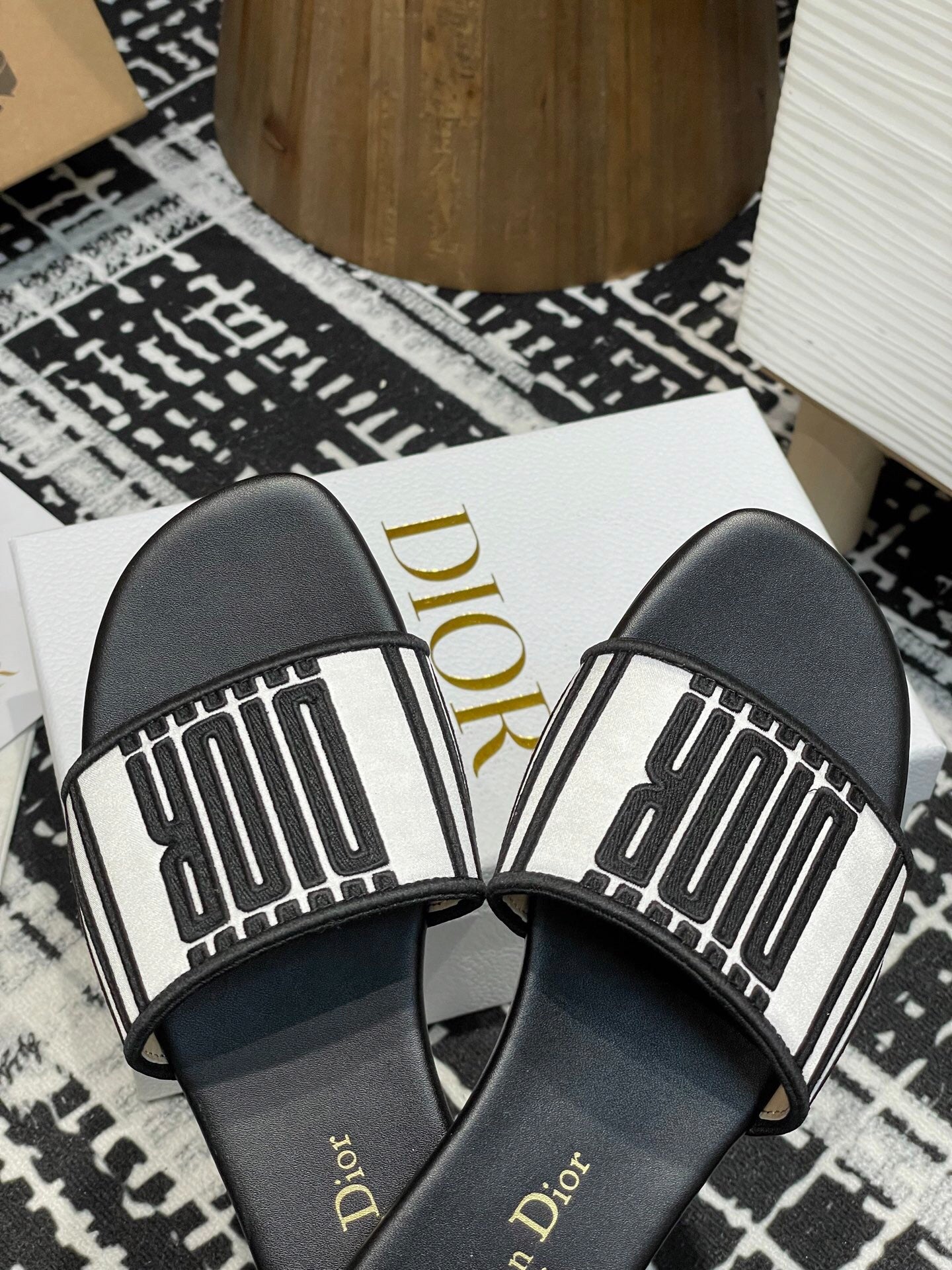 D 25 Spring/Summer New Embroidery Slippers