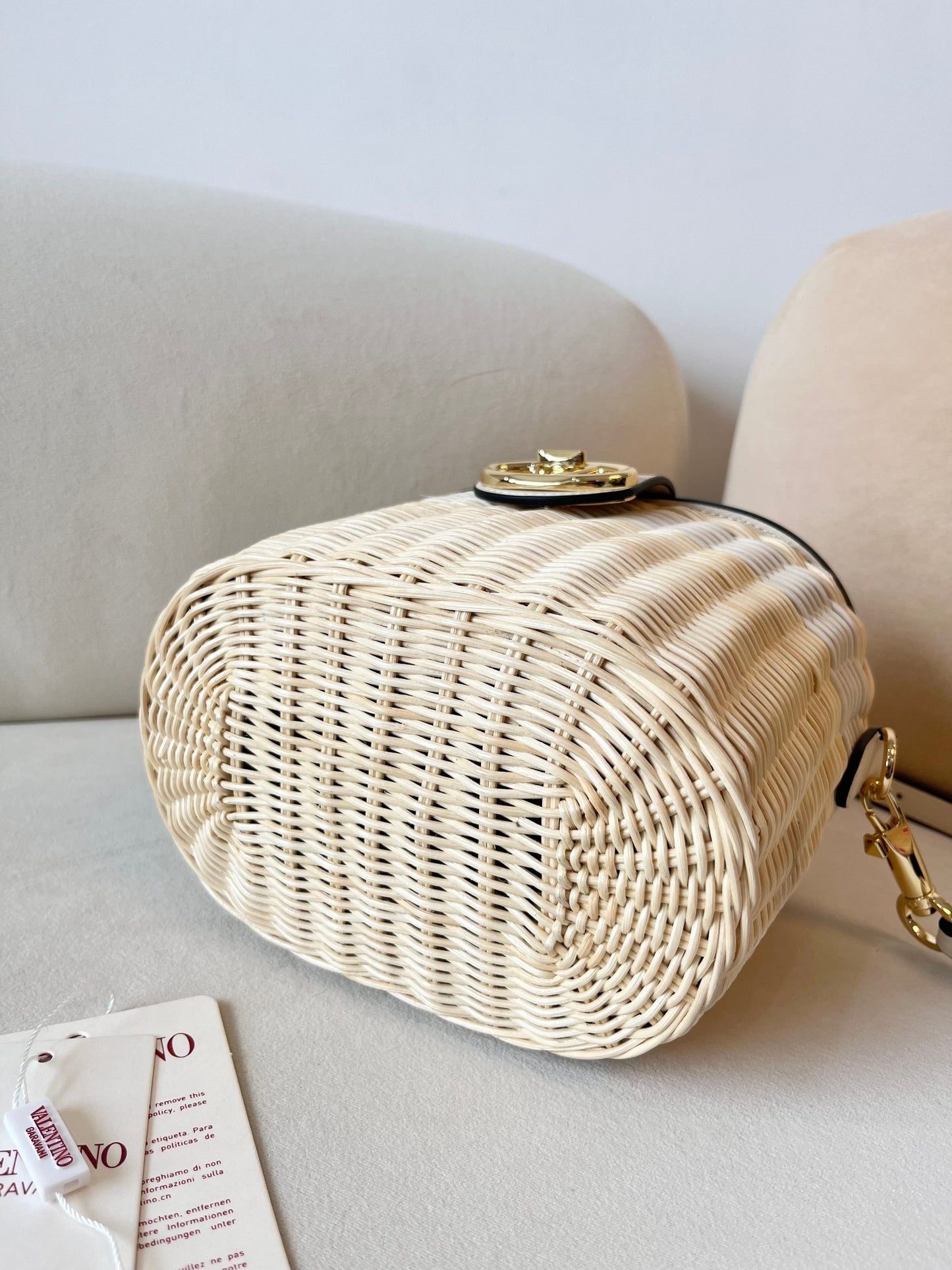 V 25 Wicker cosmetic case bag.