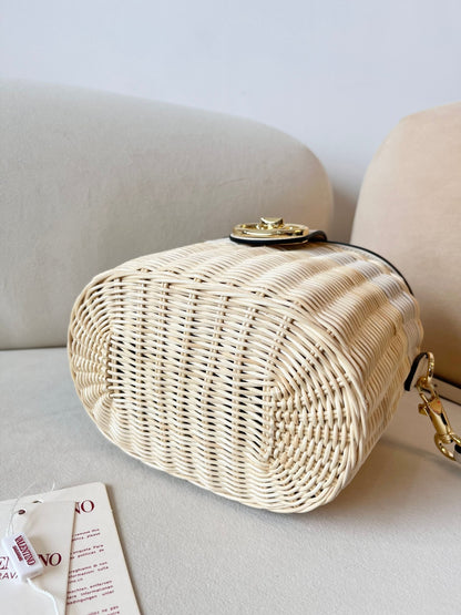 V 25 Wicker cosmetic case bag.