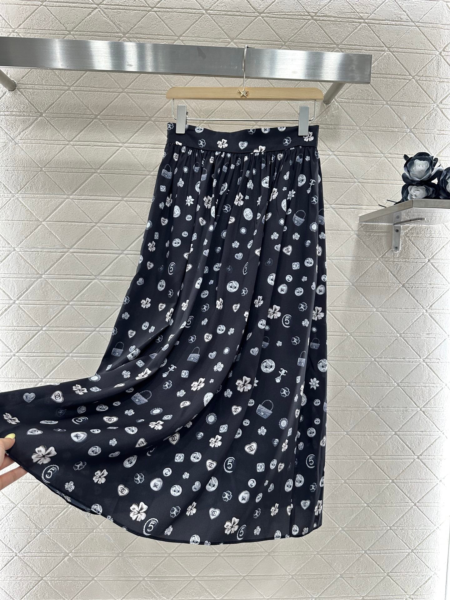 C 2025 new product High waist mid-length skirt