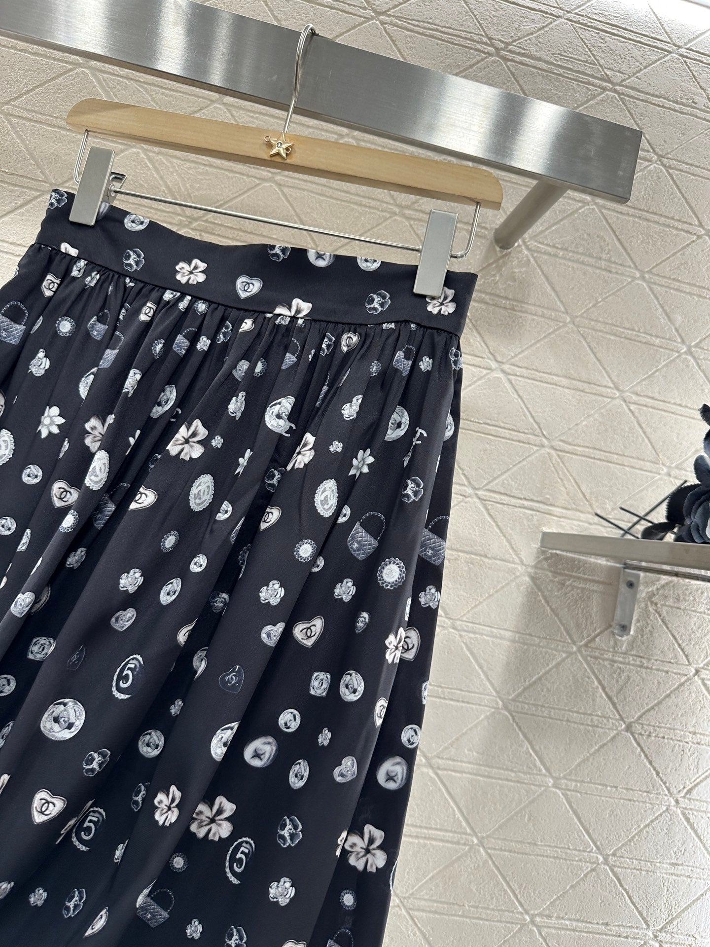 C 2025 new product High waist mid-length skirt