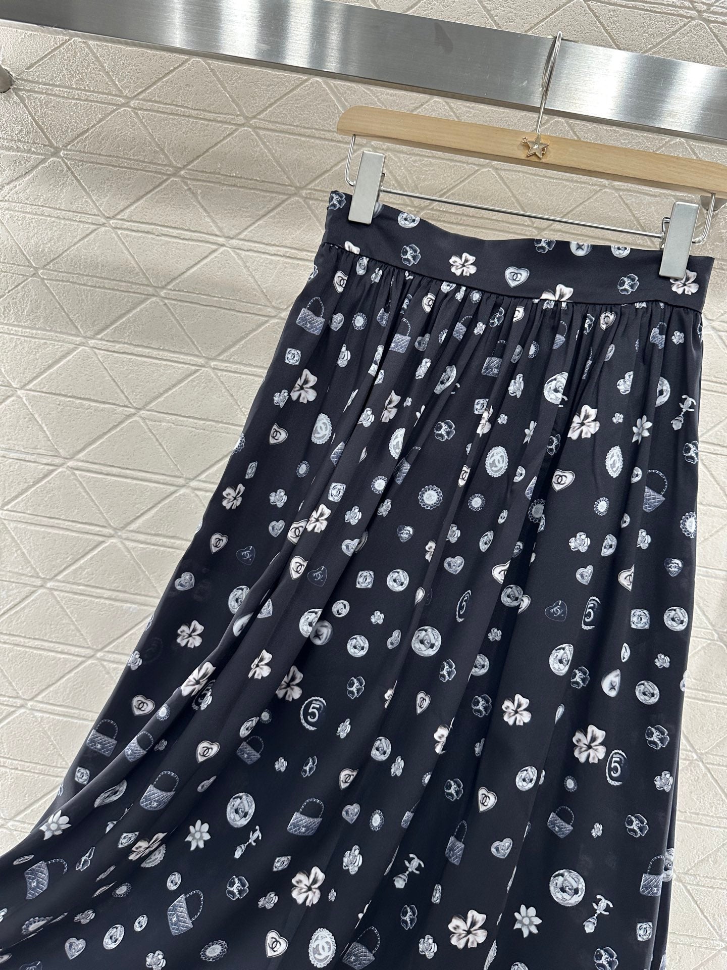 C 2025 new product High waist mid-length skirt