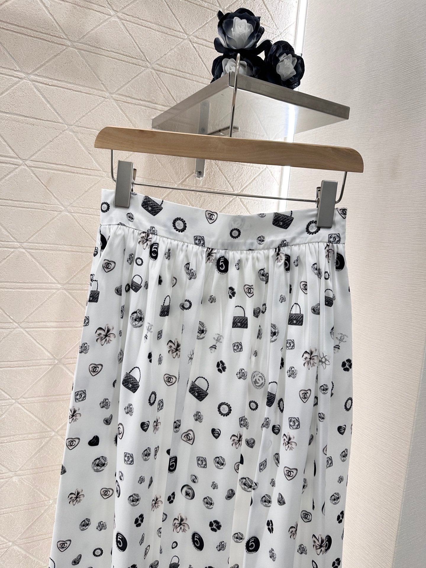 C 2025 new product High waist mid-length skirt