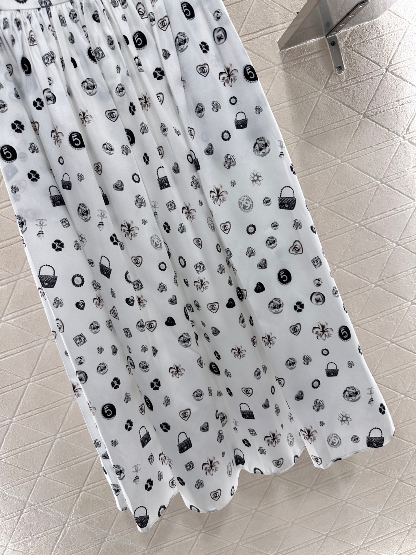 C 2025 new product High waist mid-length skirt