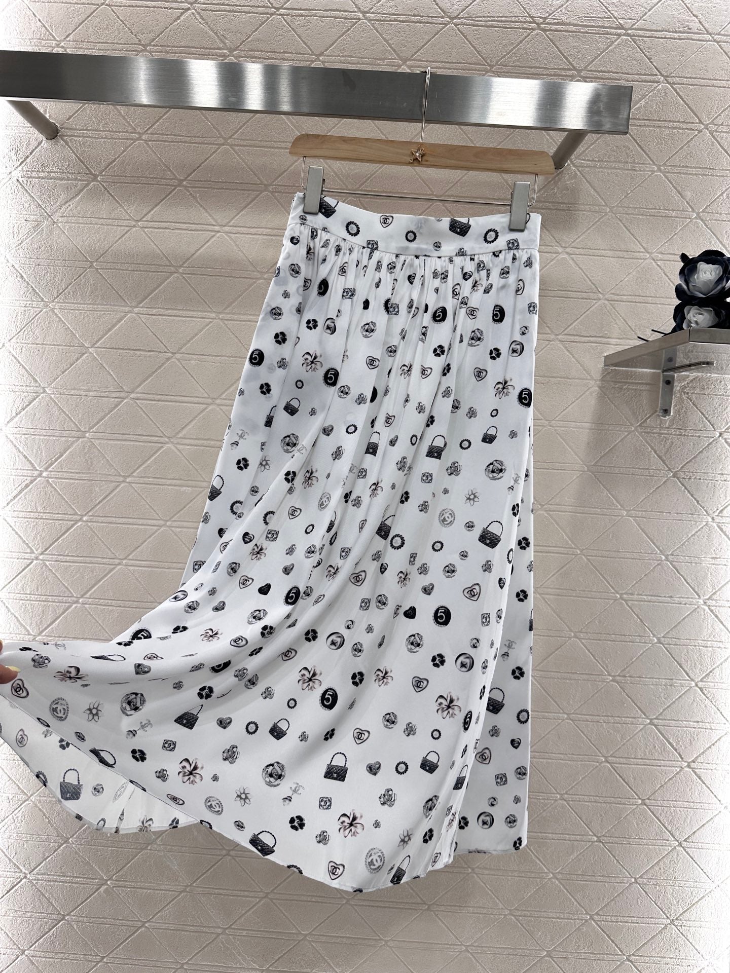 C 2025 new product High waist mid-length skirt