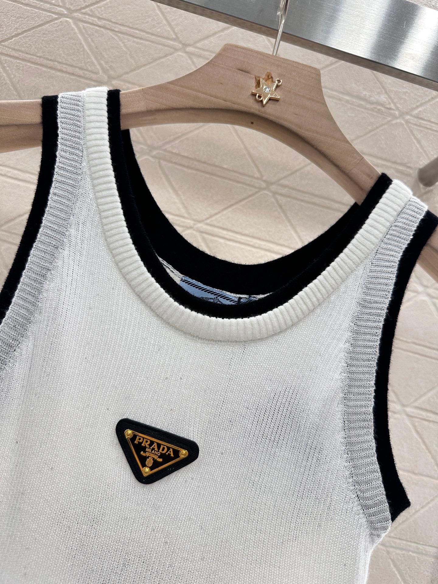 P 2025 new product Fake two-piece knitted vest