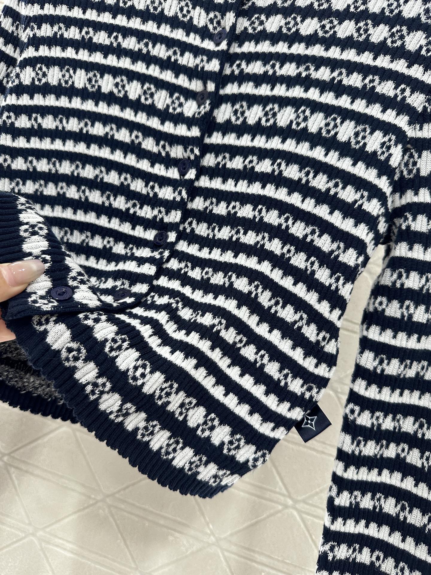L 2025 new products Knitted cardigan