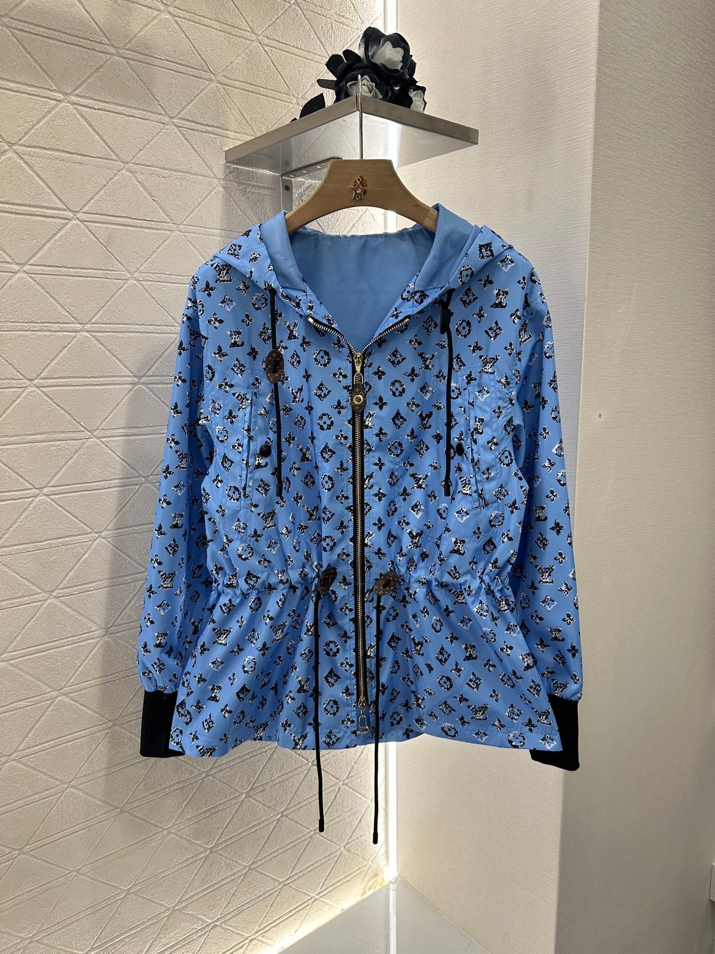 L New Arrival Hooded Jacket and Shorts Set