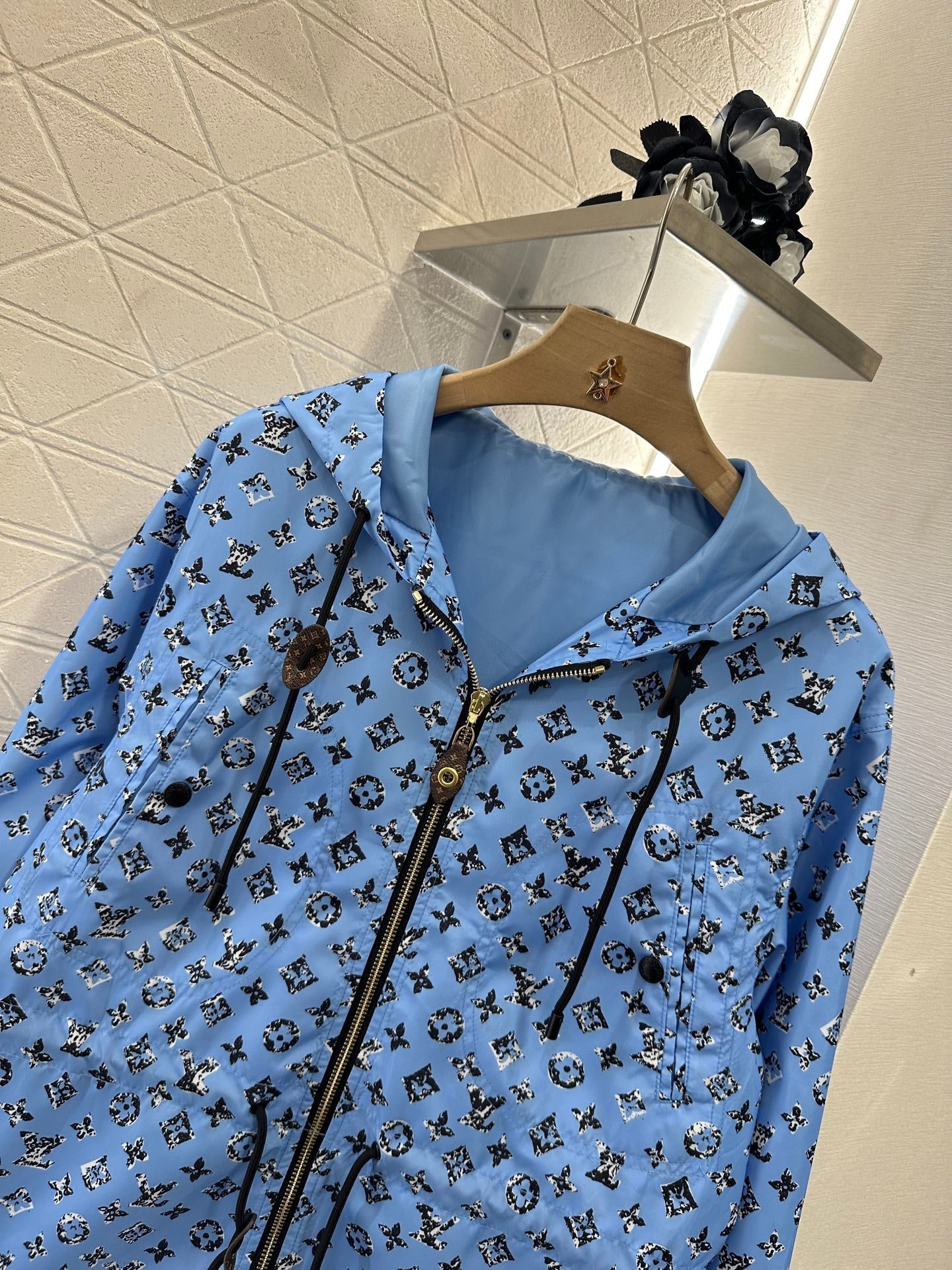 L New Arrival Hooded Jacket and Shorts Set