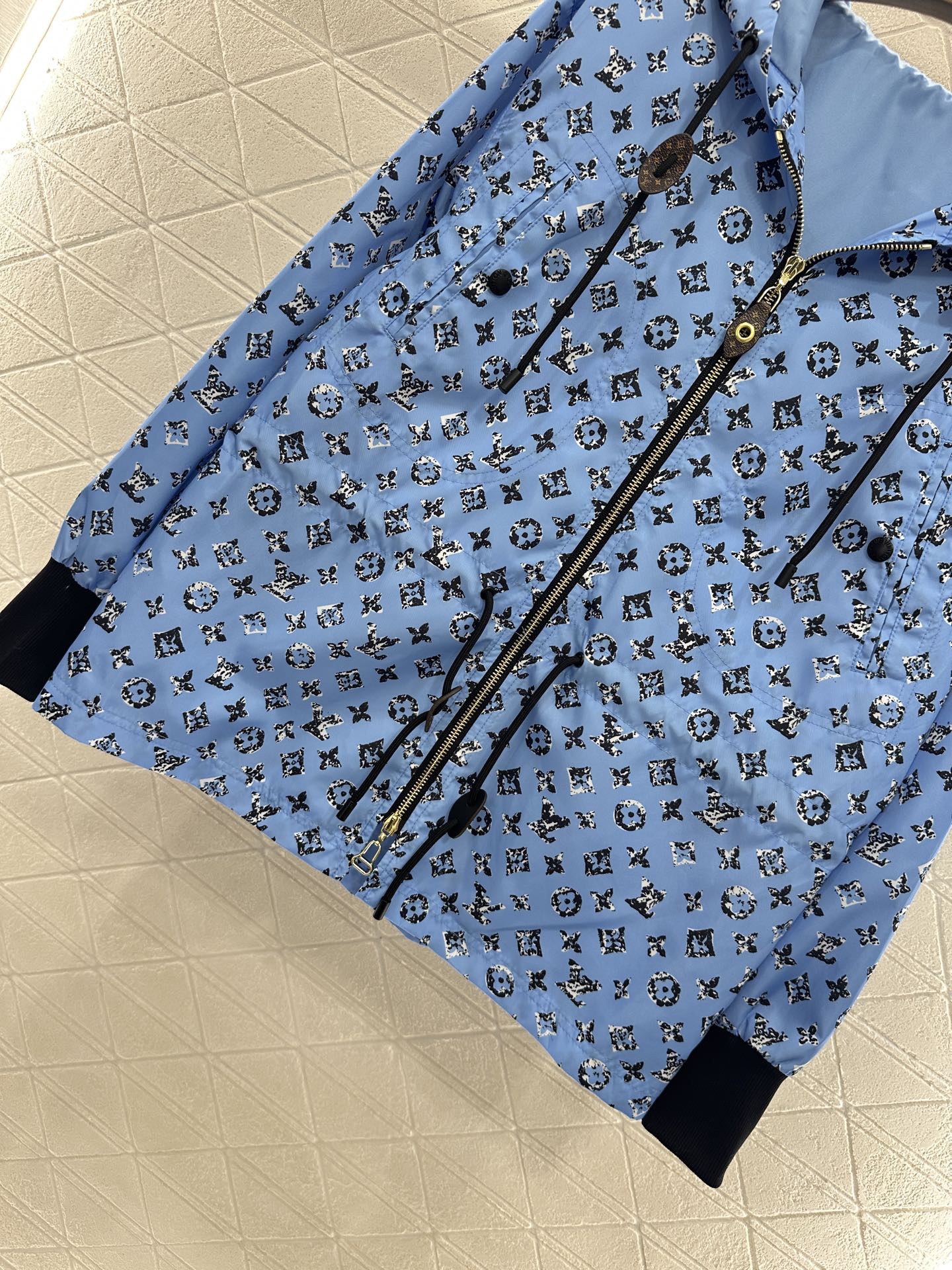 L New Arrival Hooded Jacket and Shorts Set