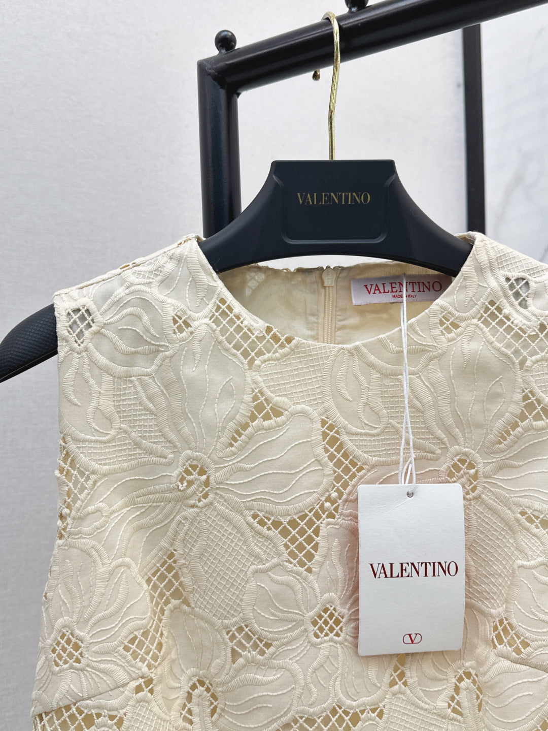 V 25ss embroidered dress