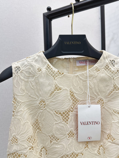 V 25ss embroidered dress