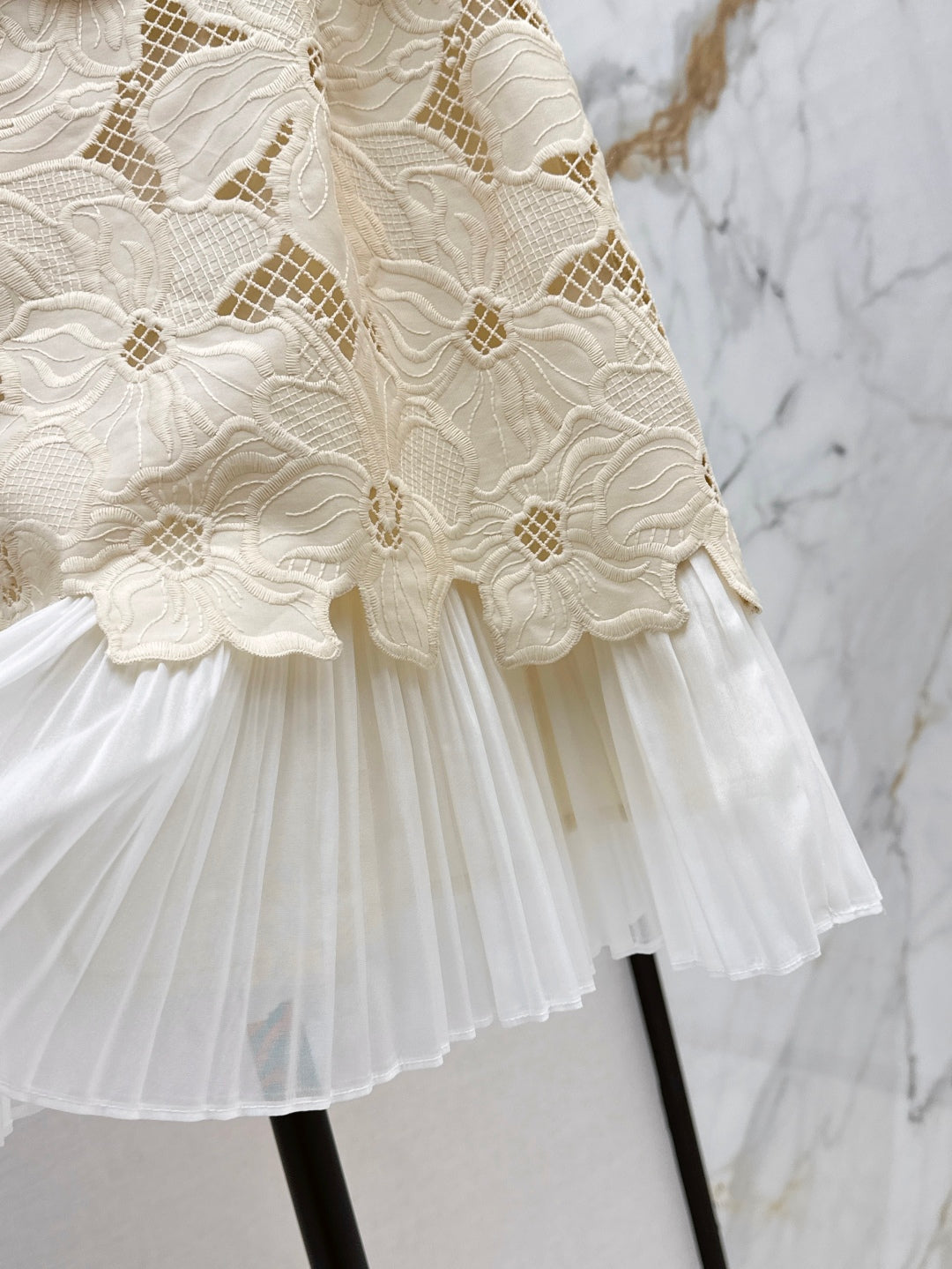 V 25ss embroidered dress