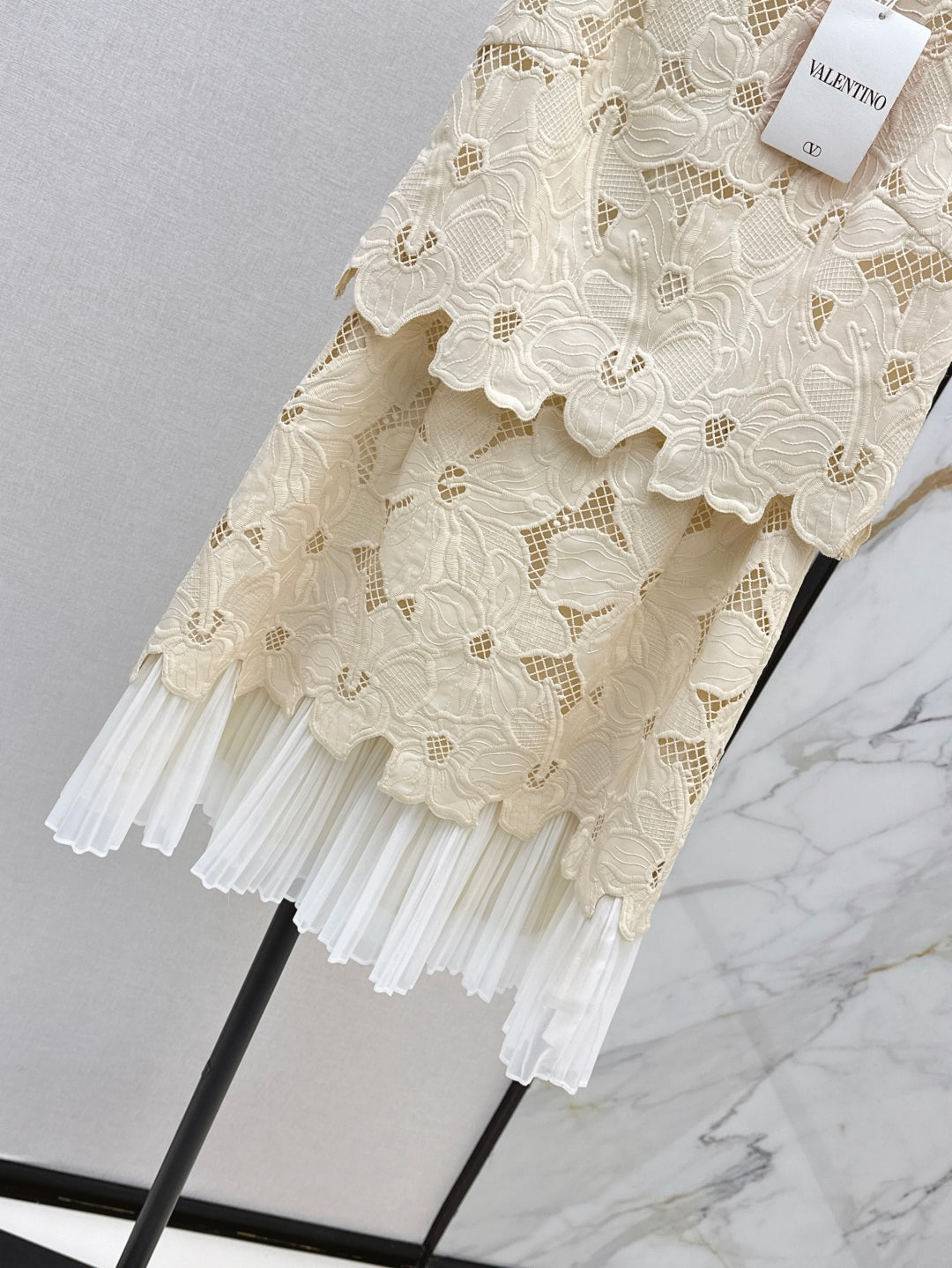 V 25ss embroidered dress