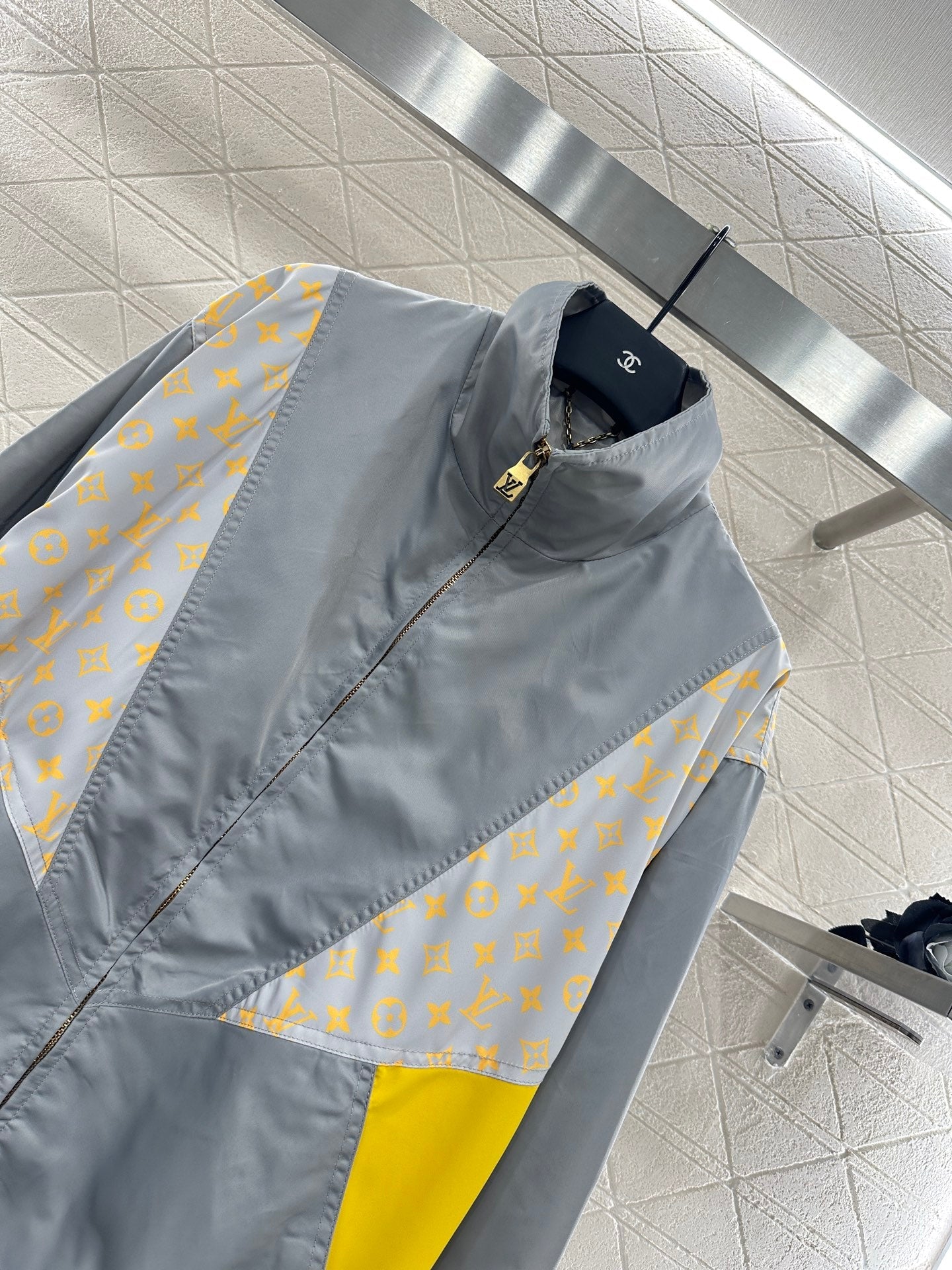 Veste à capuche L 2025, nouveauté 
