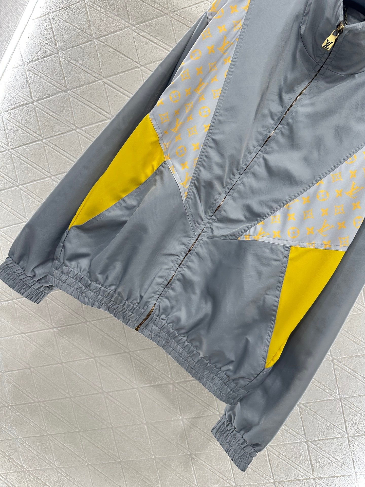 Veste à capuche L 2025, nouveauté 