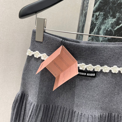 M 25fw embroidered flower pleated skirt