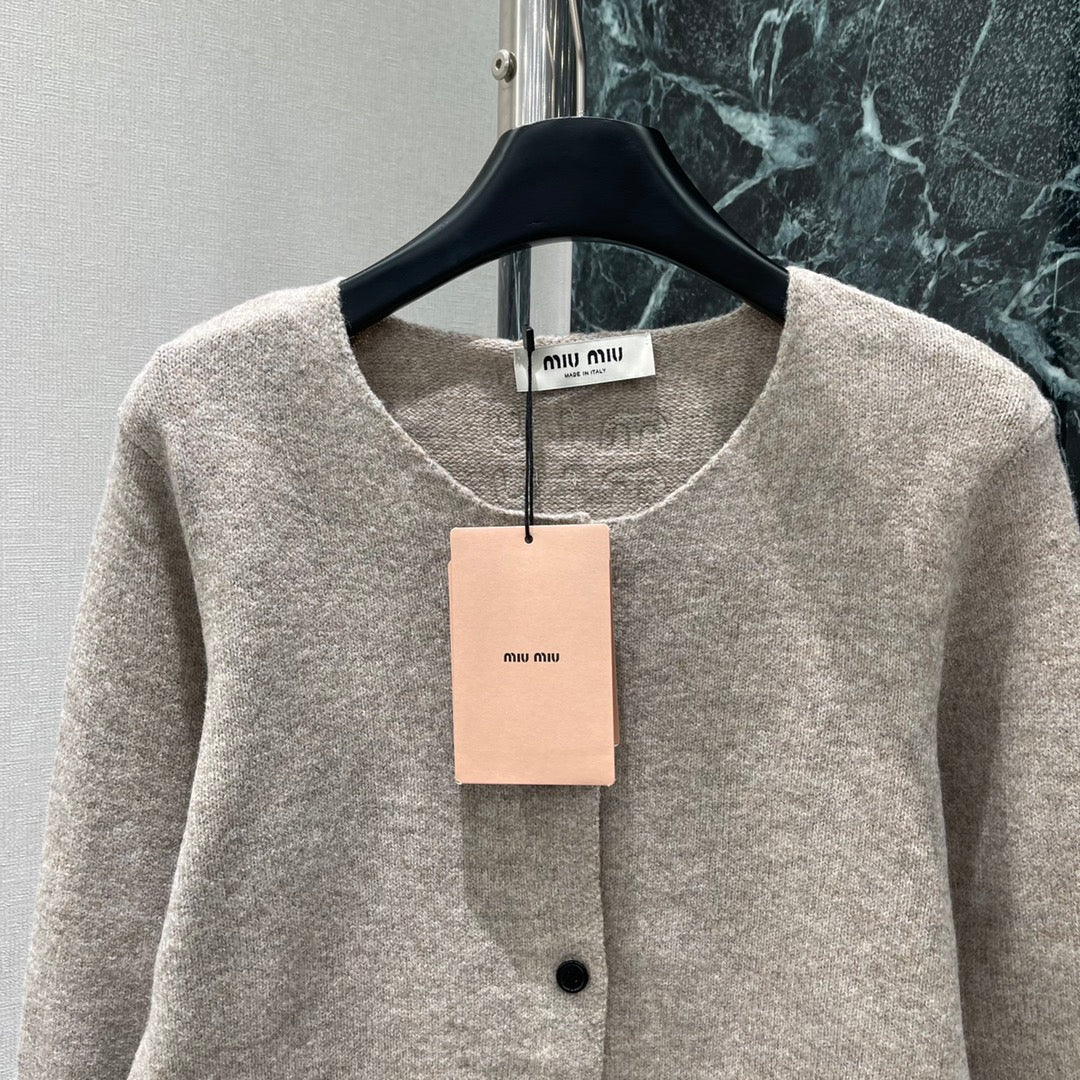 M 25fw crew neck knitted cardigan