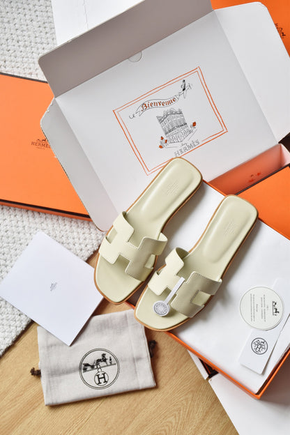 He 25 Cowhide flat sandals