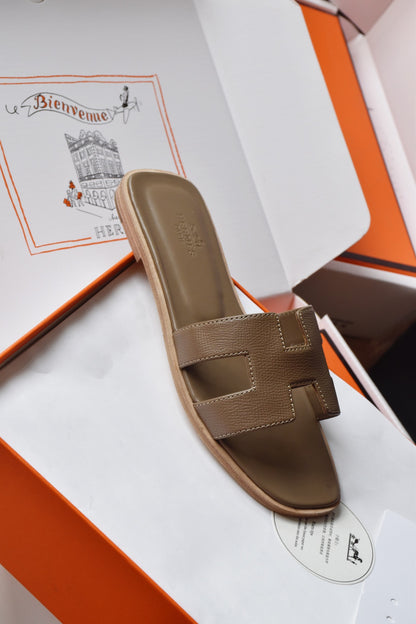 He 25 Cowhide flat sandals