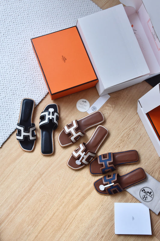 He 25 Leather flat sandals
