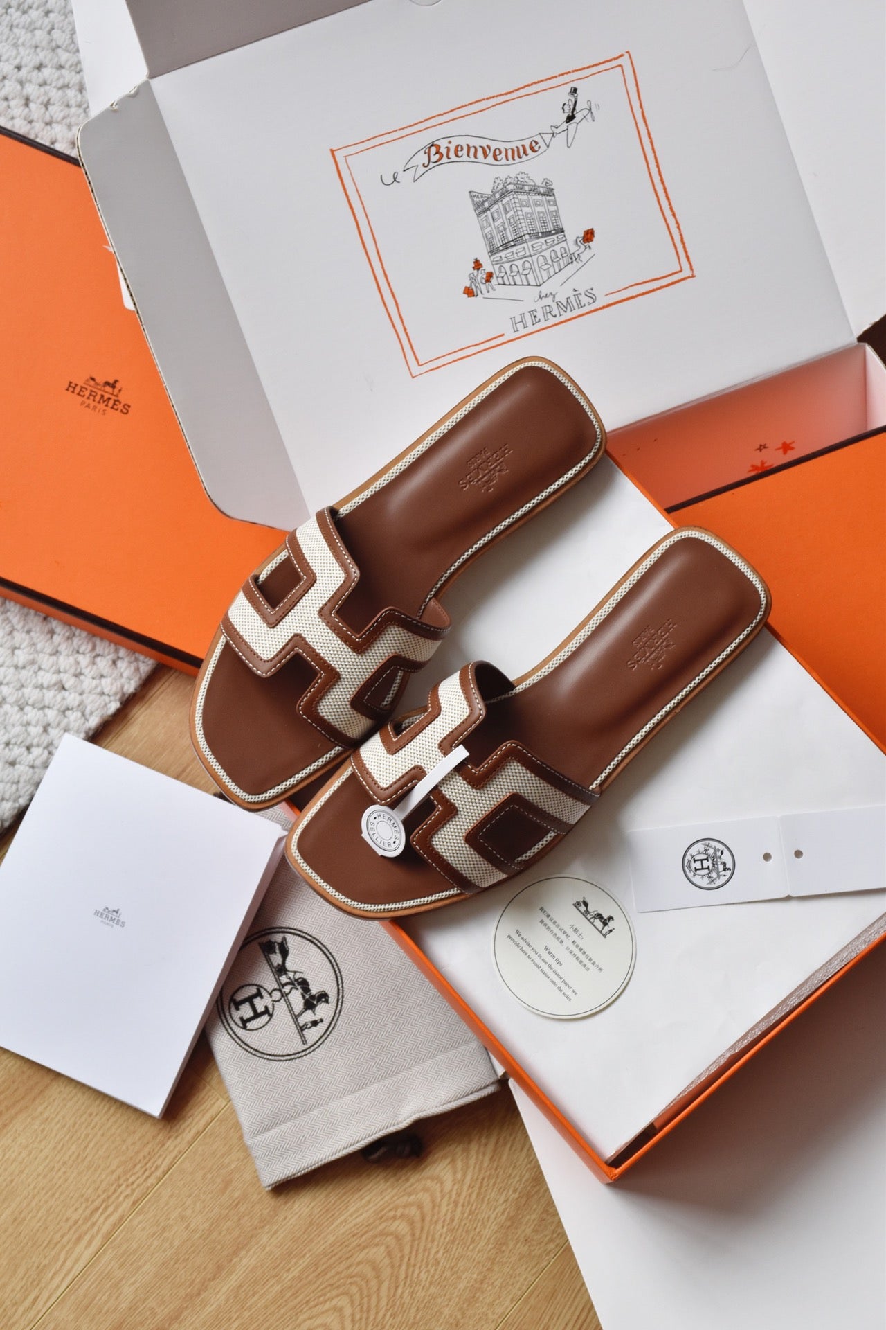 He 25 Leather flat sandals