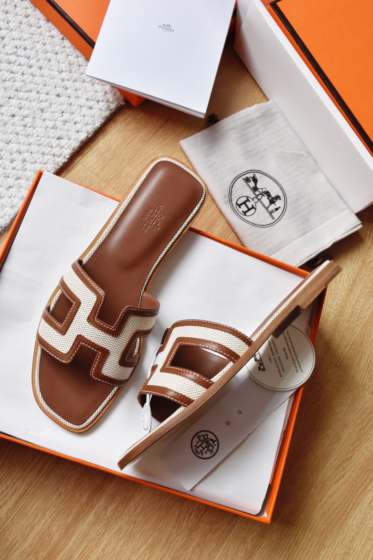 He 25 Leather flat sandals