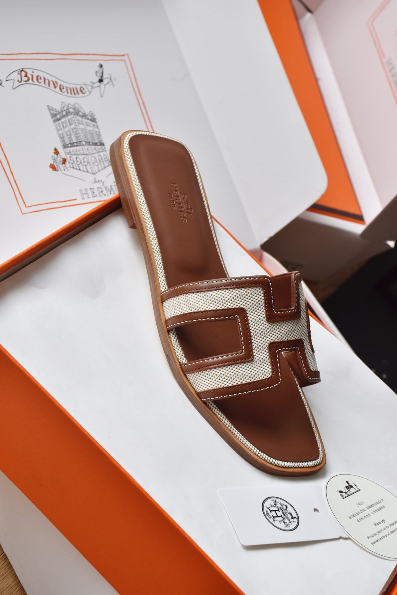 He 25 Leather flat sandals