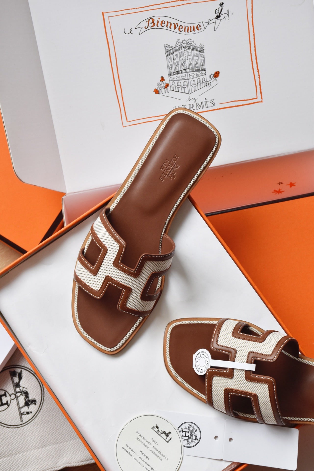 He 25 Leather flat sandals